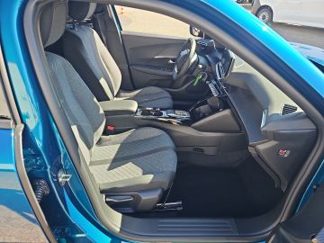 Bild 13 Peugeot 2008 Hybrid 145 Allure LED Apple CarPlay Android