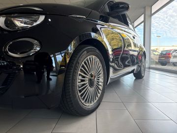 Bild 7 Fiat 500 Icon Mild Hybrid 1.2 Digitales Cockpit Apple