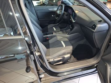 Bild 13 Opel Mokka e Ultimate Navi Digitales Cockpit LED Blen